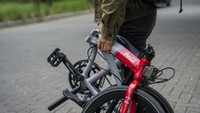 Mengusung #localprideindonesia tak hanya berkolaborasi dengan brand lokal, Pabrikan sepeda lokalan ini mampu melebarkan sayapnya menggaet brand nomor 1 dunia Coca-Cola dengan menelurkan sepeda lipat Ecosmo Z8 Coca-Cola Edition dengan tampila simple tapi elegan. 
