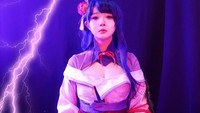Raiden Shogun memimpin Inazuma dan memberlakukan Vision Hunt Decree. Kehebohan sempat terjadi saat Raiden Shogun berhadapan dengan Traveler. (Foto: dok. Instagram @punipun7)