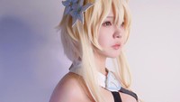 Ini dia sosok Traveler/Lumine dari Genshin Impact yang di-cosplay oleh Clarissa Punipun. (Foto: dok. Instagram @punipun7)