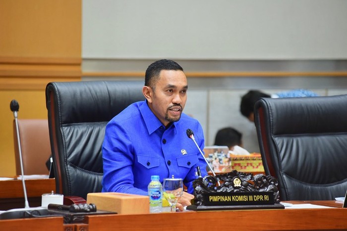 'Crazy Rich' Ahmad Sahroni Lahap Makan Nasi Padang dan Bubur Ayam 'Crazy Rich' Ahmad Sahroni Lahap Makan Nasi Padang dan Bubur Ayam