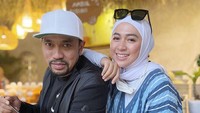 Begini pose romantis Ahmad Sahroni saat makan bersama sang istri. Tampak ada platter buah di hadapan mereka yang menggugah selera. 