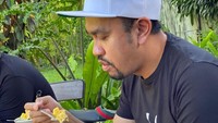 Yukkkk makan bubur.... ajibbbbb dengan sinar cahaya gemilang... indah nian cahayo nyo... tulis ayah dua anak ini. Kira-kira ia tim bubur diaduk atau tidak ya?