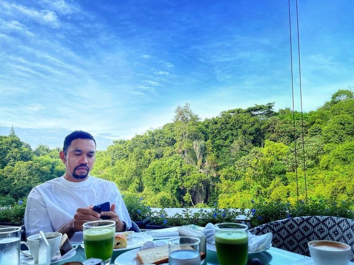 'Crazy Rich' Ahmad Sahroni Lahap Makan Nasi Padang dan Bubur Ayam 'Crazy Rich' Ahmad Sahroni Lahap Makan Nasi Padang dan Bubur Ayam