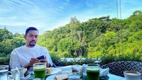 Menikmati pemandangan alam yang hijau memang paling asyik, apalagi ditemani menu sarapan nikmat. Mulai dari roti, kopi, hingga jus hijau.