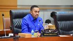 Crazy Rich Ahmad Sahroni Lahap Makan Nasi Padang dan Bubur Ayam