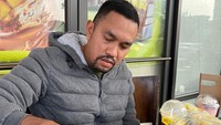 Meski dijuluki crazy rich, Ahmad Sahroni tak sungkan menikmati makanan sederhana. Ia terlihat lahap menghabiskan sebungkus nasi padang.