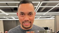 Mendukung dunia kuliner Indonesia, Ahmad Sahroni turut mempromosikan buku resep buatan chef Eddrian Tjhia. Ini si tukang kuking.. Ajib ajib makanannya.., tulisnya di keterangan foto.