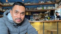 Ahmad Sahroni berfoto di depan bomboloni dan deretan pastry enak lainnya. Lewat foto ini ia juga mengingatkan followers Instagramnya agar tidak lupa sarapan.