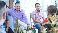 Bareng Gilang Juragan 99, Ahmad Sahroni tengah berada di jamuan makan penting. Terlihat di depan mereka ada tumpeng jajanan pasar yang menggugah selera.