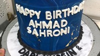 Ulang tahun Ahmad Sahroni spesial banget nih. Ia mendapat kejutan kue dari Rizky Billar. Hiasannya adalah mobil sport mewah favoritnya.