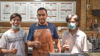 Begini gaya Ahmad Sahroni saat coba jadi barista di coffee shop. Ia pun tampak semangat mempelajari cara membuat kopi yang enak.