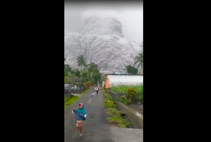 Erupsi Semeru, 4 Desember 2021. (Dok Humas BNPB)