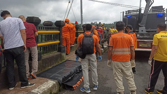 Evakuasi anggota TNI AD gantung diri di Jembatan Tukad Bangkung, Bali. (Dok. Basarnas Bali)