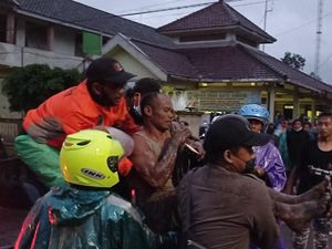 Momen Petugas Evakuasi Wanita Korban Erupsi Gunung Semeru