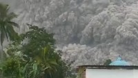 Warga sekitar Gunung Semeru berlarian panik berusaha menghindari gumpalan awan.