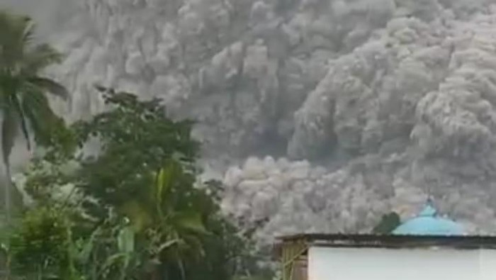 Gunung Semeru di wilayah Kabupaten Lumajang, erupsi. Warga sekitar Gunung Semeru berlarian panik berusaha menghindari gumpalan awan