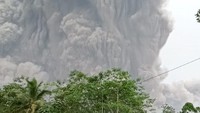 Erupsi tersebut diawali getaran banjir lahar atau guguran awan panas.