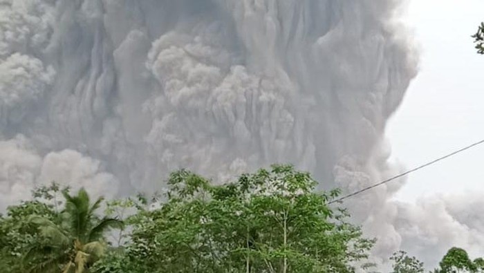 Gunung Semeru di wilayah Kabupaten Lumajang, erupsi. Warga sekitar Gunung Semeru berlarian panik berusaha menghindari gumpalan awan