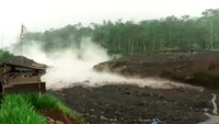 Besarnya erupsi dan semburan awan panas guguran Gunung Semeru terlihat dalam foto.