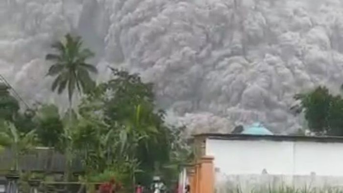 Gunung Semeru di wilayah Kabupaten Lumajang, erupsi. Warga sekitar Gunung Semeru berlarian panik berusaha menghindari gumpalan awan