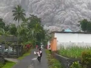 Gunung Semeru Erupsi, Waspada Bahaya Abu Vulkanik Bagi Tubuh