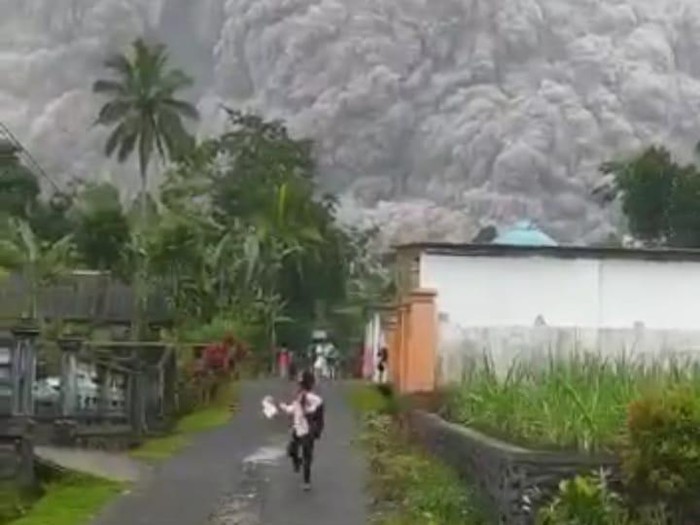 Gunung Semeru di wilayah Kabupaten Lumajang, erupsi. Warga sekitar Gunung Semeru berlarian panik berusaha menghindari gumpalan awan
