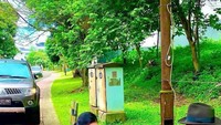 Heni Tania bahkan tak sungkan untuk berhenti dan turun dari mobil di tengah perjalanannya. Menyambangi pedagang kue semprong, ia memborong seluruh kue yang dijajakan oleh pedagang tersebut. Foto: Instagram/henitania