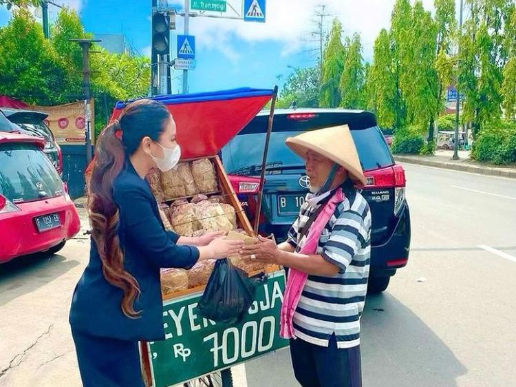Hobi Membantu Pedagang Kecil, Ibu Kombes Heni Tania Borong Es Krim Hingga Kerupuk