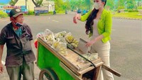 Seorang pedagang pisang keliling yang tak sengaja ditemuinya misalnya. Terlihat ekspresi terharu sekaligus terkejut pada wajah penjual pisang saat Heni Tania memborong jualannya. Foto: Instagram/henitania