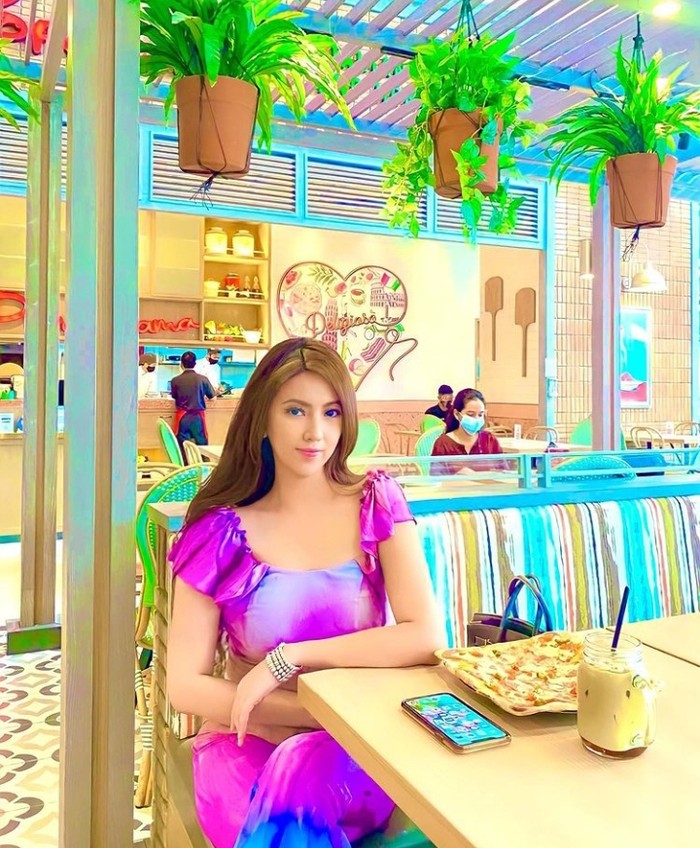Galeri Heni Tania Hobi Membantu Pedagang Kecil, Ibu Kombes Heni Tania Borong Es Krim Hingga Kerupuk