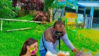 Tak hanya dalam memborong dagangan para pedagang, Heni Tania juga membagikan sembako pada orang yang membutuhkan. Kardus-kardus berisi sembako terlihat memenuhi bagian bagasi mobilnya. Foto: Instagram/henitania