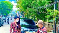 Sosok Heni Tania diketahui seringkali membantu banyak pedagang kecil. Melariskan dagangan setiap penjual kaki lima yang ditemukan dirinya tak sungkan untuk memborong apapun yang ditemuinya. Foto: Instagram/henitania