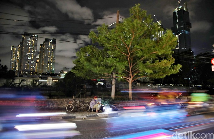 Inilah cerita tentang kehidupan di Ibu Kota Jakarta yang sangat kontras dan tergambar jelas akan ketimpangan antara si kaya dan miskin lewat visualisasi ini.