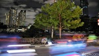 Walaupun demikian, Jakarta tetaplah Ibu Kota Indonesia yang menyajikan kemegahan, kemeriahan hingga kekayaaan bagi siapapun yang mampu bertahan dan mengendalikan kota tersibuk ini. Tapi ingat! Jakarta pasti akan selalu menghadirkan ketakutan, ketimpangan dan kemiskinan bagi mereka yang tak cukup tangguh hidup dan bertahan di gemerlap kota besar ini.