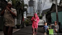 Berdasarkan hasil survei BPS DKI Jakarta per-periode September 2021 angka kemiskinan di Jakarta meningkat 4,72 persen yang berarti sebanyak 500.000 warga jatuh dalam jurang kemiskinan. Ini juga menjadi salah satu kesenjangan sosial yang terjadi di masyarakat. Keadaan ini yang membuat seseorang tak memiliki akses atas kesehatan, pendidikan, listrik, air, serta akses-akses lainnya yang seharusnya dimiliki untuk menopang kehidupan mereka sehari-hari. 
