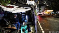 Salah satunya adalah Nyai (55). Ibu ini terpaksa harus mencari nafkah di Jakarta dengan berjualan cemilan dan es untuk menyambung hidupnya. Ia juga harus menjadi tulang punggung keluarga untuk kedua anak dan cucunya yang koni tinggal mengontrak di sebuah rumah petak kecil dibilangan Jakarta Selatan.