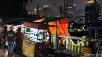 Tak sedikit dari mereka yang merantau sudah dalam status single parents. Bersama kedua orang anaknya mereka rela tinggal di Kampung Pemulung Gasong Jakarta Selatan. Bahkan, sudah ada yang tinggal hingga 10 tahun lamanya dan berprofesi sebagai pemulung atau sekadar berjualan makanan kecil karena tak punya keahlian apapun demi bertahan hidup.