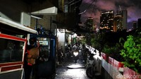 Tingginya harga properti di Ibu Kota, membuat para pekerja harus memilih untuk tinggal dan menetap di pinggiran Jakarta. Mereka harus rela membeli rumah di luar Jakarta karena harganya masih terjangkau meski jaraknya terbilang cukup jauh.