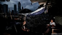Tak sedikit dari para perantau ini harus hidup serba kekurangan dan terpaksa tinggal di tanah yang bukan semestinya. Seperti tanah kuburan, pinggiran aliran sungai atau tempat lainnya. Ada juga para pemulung yang tinggal dari bangunan semi permanen hasil mulungnya seperti triplek dan kayu untuk dijadikan tempat singgah.