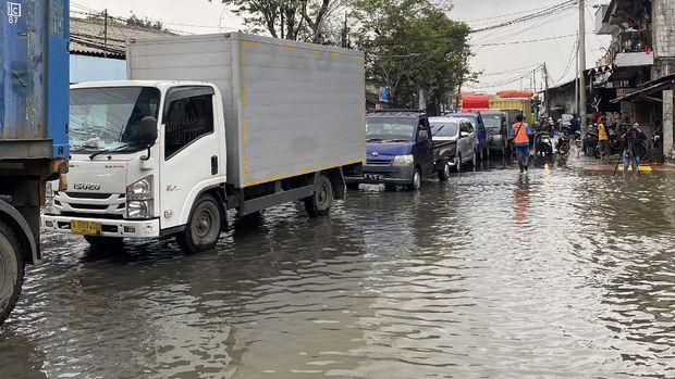 Genangan air sisa banjir rob di sekitar Pelabuhan Sunda Kelapa, Jakut.