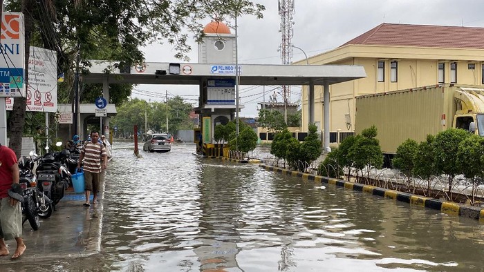 Genangan air sisa banjir rob di sekitar Pelabuhan Sunda Kelapa, Jakut.