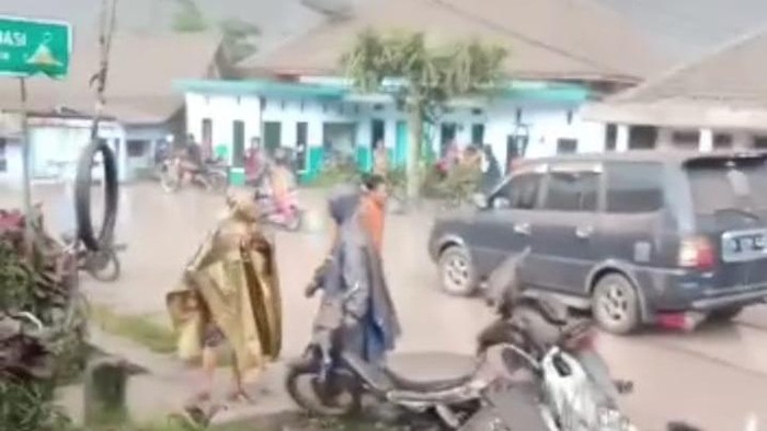 gunung semeru erupsi terjadi hujan kerikil dan lumpur