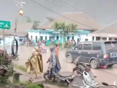 gunung semeru erupsi terjadi hujan kerikil dan lumpur