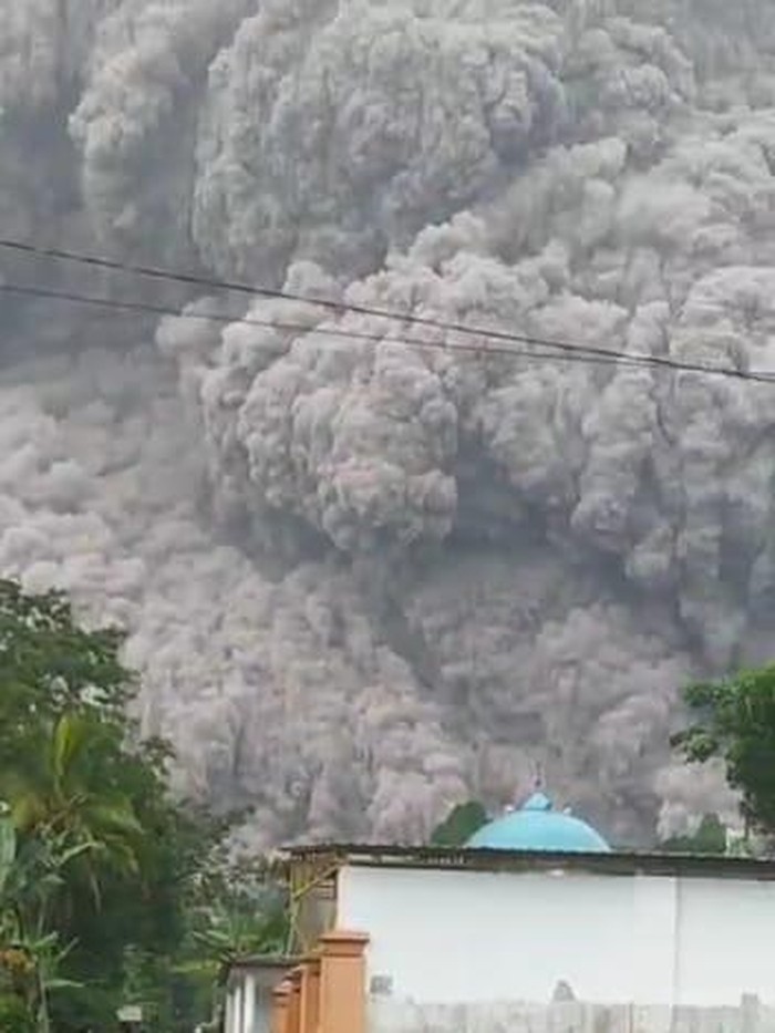 gunung semeru meletus