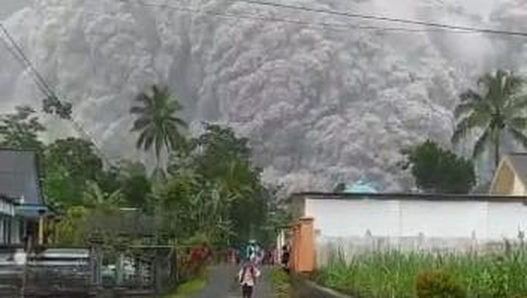 Gunung Semeru Erupsi, Lumajang dan Malang Hujan Abu