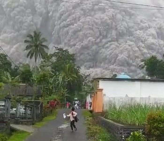 gunung semeru meletus
