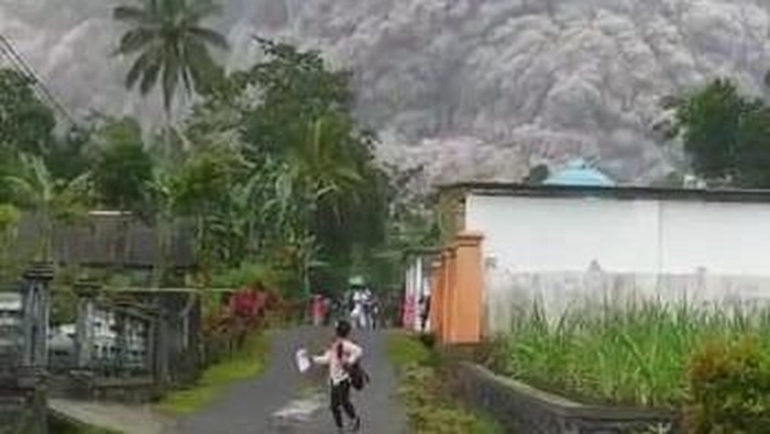 gunung semeru meletus