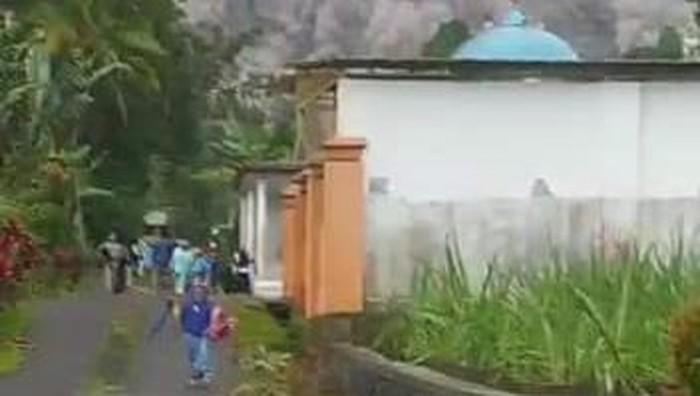 gunung semeru meletus