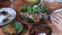 Ingkung gurame paling enak dinikmati bersama keluarga sebagai menu makan tengah. Penyajiannya dengan lalapan dan sambal yang pedas nikmat.