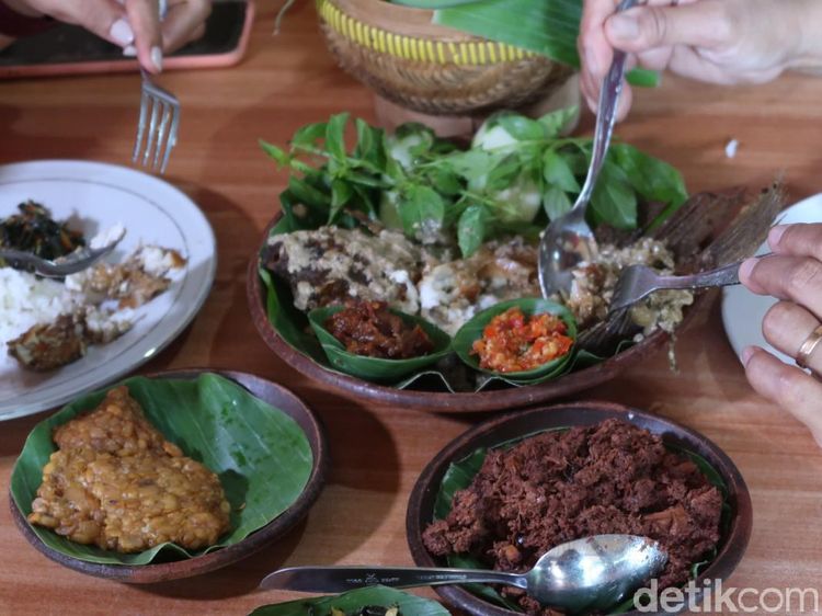 Ingkung Gurame yang Gurih Creamy Ini Jadi Favorit di Bantul